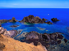 La caletta ai Faraglioni di Linosa, uno degli angoli pi&ugrave; belli dell&rsquo;isola.