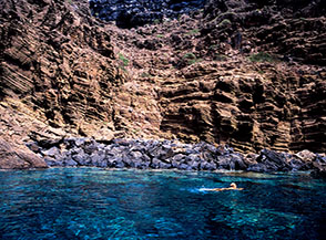 La meravigliosa caletta dei Fili, raggiungibile solo via mare.