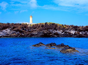 Il Faro di Levante sull&rsquo;isola di Linosa visto dal mare.