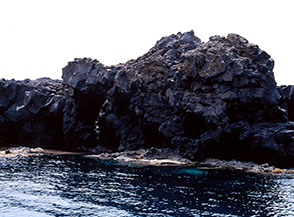 Tratto di costa linosana agli Scogli di Ponente (Grotta delle uova di coccodrillo).