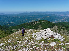 Vista a valle dalla Cresta Ovest del Monte Nuria.