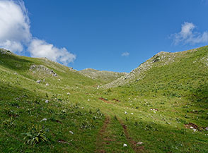 La solitaria valletta prativa che conduce a Sopra Campo di Trevi.