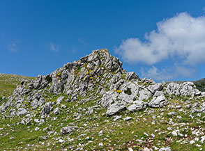 Il colletto roccioso che precede l&rsquo;affaccio su Sopra Campo di Trevi.