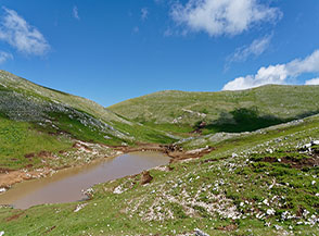 Uno dei laghetti di Sopra Campo di Trevi con il Monte Nuria sullo sfondo.