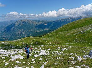 Dalla cima del Monte Nuria vista verso nord con il Monte Giano sullo sfondo.