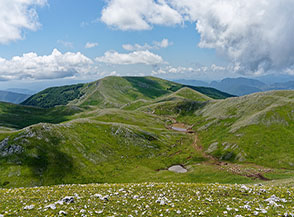 Affaccio sui prati di Sopra Campo di Trevi con il Monte Nurietta sullo sfondo.