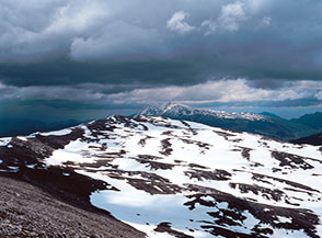 Gli ampi e dolci declivi del versante occidentale della Cresta Sud-Est di Monte Ocre.
