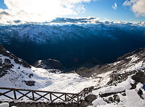 Affaccio dal Rifugio Payer sulla sottostante Val Tabaretta ancora illuminata dal Sole.
