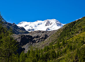 Cima di Solda riluce alla testata della Valle di Solda.
