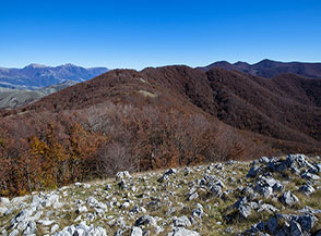 La Cresta Est del Monte Palanuda che poi curvando sulla dx prende il nome di Serra di Novacco, all&rsquo;orizzonte sulla sx si vedono il Monte Pollino col Serradolcedorme.