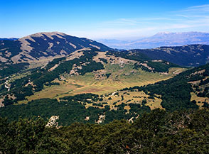 Vista sui prati del Campo dalla Cresta Nord-Ovest del Palombo, il monte sulla sx &egrave; il Turchio.