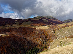 Dalla Serra del Monte Paradiso vista verso Serra Sparvera, sotto di noi i boschi dell&rsquo;Imposto.