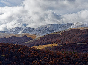 La possente cresta di Serra Rocca Chiarano imbiancata dalla prima neve invernale..