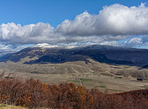 Affaccio sul Piano delle Cinque Miglia dalla Serra del Monte Paradiso, sullo sfondo la cresta del Monte Rotella.