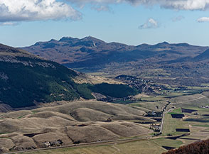 Vista su Rivisondoli con i monti di Pietra Cernaia e Secine sullo sfondo.
