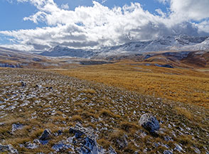 Prati sconfinati ci circondano mentre si procede in direzione del Monte Greco (sullo sfondo a sx).