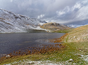 Sulle sponde del Lago Pantaniello a cavallo tra Autunno e Inverno.