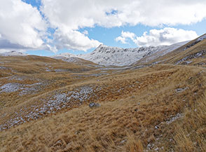 Sulla via del ritorno i prati dell&rsquo;Alta Valle del Chiarano, sullo sfondo il Monte Greco.