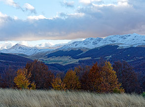Dalla cima di Colle d&rsquo;Aceto vista verso sud: sullo sfondo il Monte Greco e la Serra Rocca Chiarano.