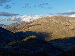 Il Monte Genzana illuminato dagli ultimi raggi del giorno.