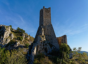 Dai ruderi del castello medievale di Pescina si erge ancora integra una possente torre.