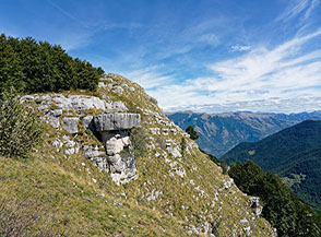 Sul filo di cresta in vista di Cima Costa Comune.