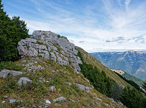 Il breve tratto roccioso su cresta che precede Cima d&rsquo;Erba da sud.