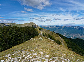 La cresta prativa che unisce le due cime di Serra Comune.
