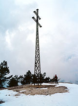 La croce-traliccio sulla cima del Monte Calvo.