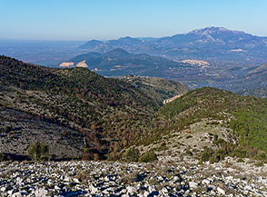 Dal Monte Ceraso affaccio sulla Valle Caravigli, pi&ugrave; in basso s&rsquo;intravede Sonnino, e sullo sfondo i Lepini con il Monte Semprevisa.