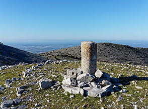 Il termine (cippo che segnava i confini tra la Stato Pontificio ed il Regno delle Due Sicilie) sulla cima del Monte Ceraso.