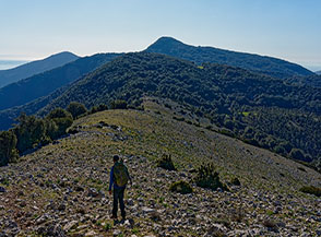 Sulla Cresta Sud del Monte Peschio puntando alla piramide del Monte Romano sullo sfondo.