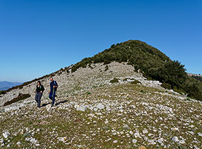 Lungo la Cresta Sud del Monte Peschio con la cima alle spalle.