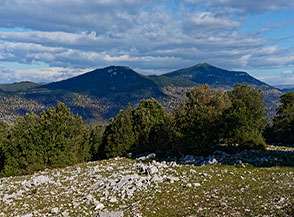 Sul tratto iniziale della Cresta Nord-Est di Monte Romano volgendo lo sguardo verso Monte Tavanese e Monte delle Fate (sulla dx).