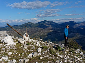 Sulla cima del Monte Romano con la vista che si allunga verso Monte delle Fate.