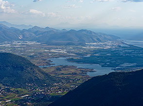 Il Lago di Fondi si apre con le sue tentacolari braccia.