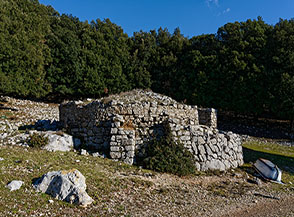 Una delle antiche cisterne in pietra che s&rsquo;incontrano lungo il percorso (localit&agrave; il Ciavolone).