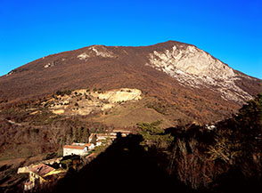 Il valico di Forca di Penne dominato dalla bianca falesia di Pietra Fracida a Monte Scarafano.