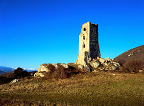 La torre medievale, antico testimone a Forca di Penne.