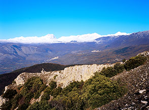Mentre si sale il crinale che conduce alla Ripuccia, la catena del Gran Sasso, bianca di neve, si staglia all&rsquo;orizzonte.