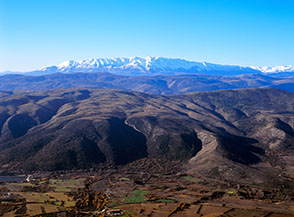 La Cresta Nord del Monte Picca risulta uno splendido balcone sulla Valle del Tirino e pi&ugrave; in l&agrave; la lunga catena del Sirente.