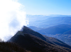 Nuvole di vapore s&rsquo;infrangono sulla Cresta Sud del Monte Picca.