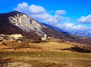 Forca di Penne con la sua torre medievale e la falesia di Pietra Fracida.
