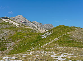 Quando la cresta di Monte Pidocchio si appoggia si scopre la cima di Monte Freddo (sulla dx) e all&rsquo;orizzonte la cresta dei Monti della Magnola.
