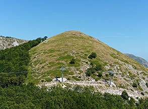 Il piccolo cono prativo racchiuso tra le piste da sci di Ovindoli che prende il nome di Monte Pidocchio.