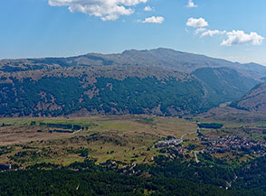 Vista su Ovindoli e la dorsale del Sirente dalla cima di Monte Pidocchio.