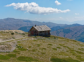Il Rifugio Telespazio sulla Cresta Est della Magnola.