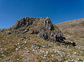 Il caratteristico sperone roccioso che rompe la monotonia del Versante Sud della Magnola poco prima di raggiungere la cima: il Coppo di Vallone Grande.