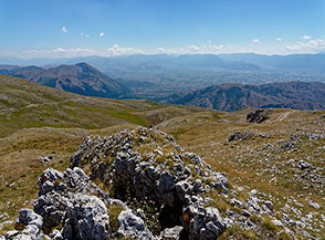 Dallo sperone roccioso di quota 2151m. (Coppo di Vallone Grande) vista verso la Conca del Fucino.