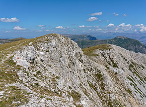Vista su Cima dei Campi della Magnola (in secondo piano) sul proseguimento della cresta sommitale verso nord.